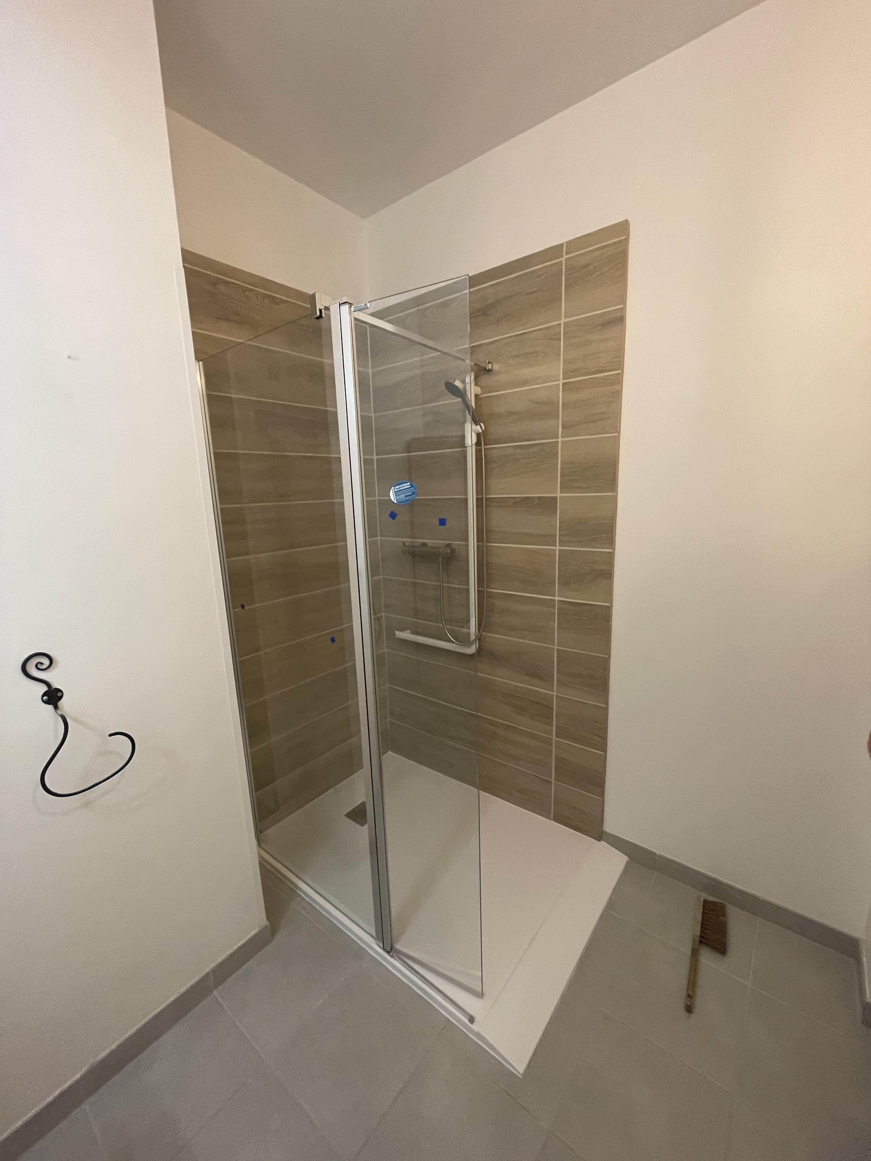 Douche adaptée après aménagement